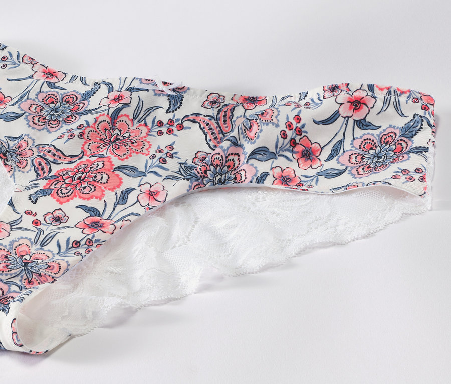 Zbliżenie na figi brazylijskie, 4 pary, z kwiatowym wzorem i białą koronką.