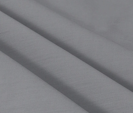 Szczegółowe ujęcie szarej pościeli perkalowej w rozmiarze standardowym i niestandardowym.