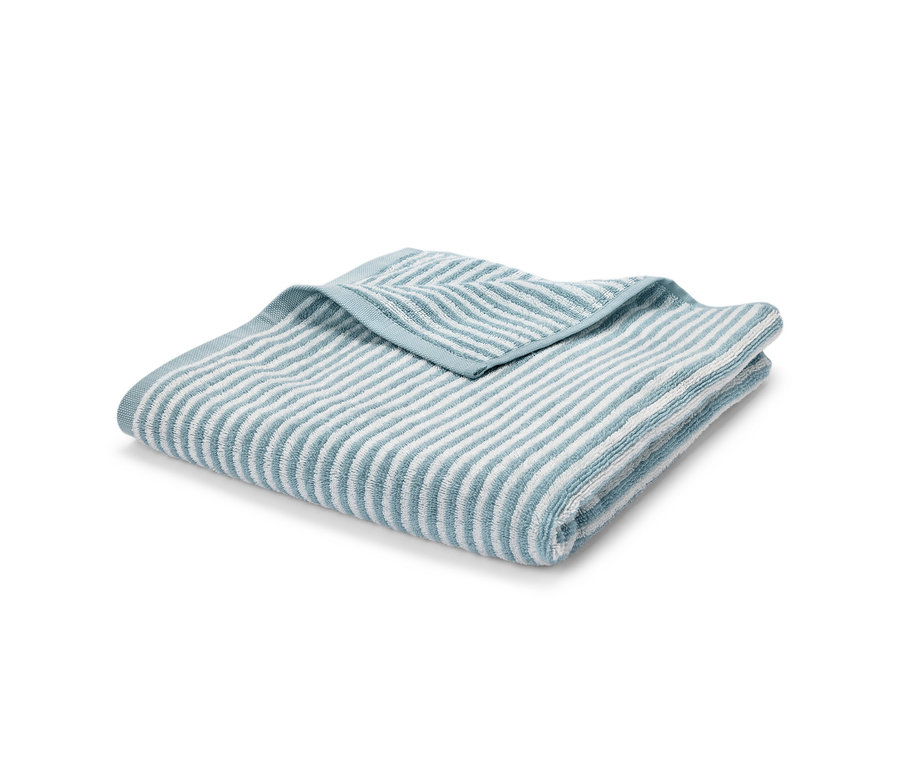 Złożony wysokiej jakości niebieski ręcznik kąpielowy.