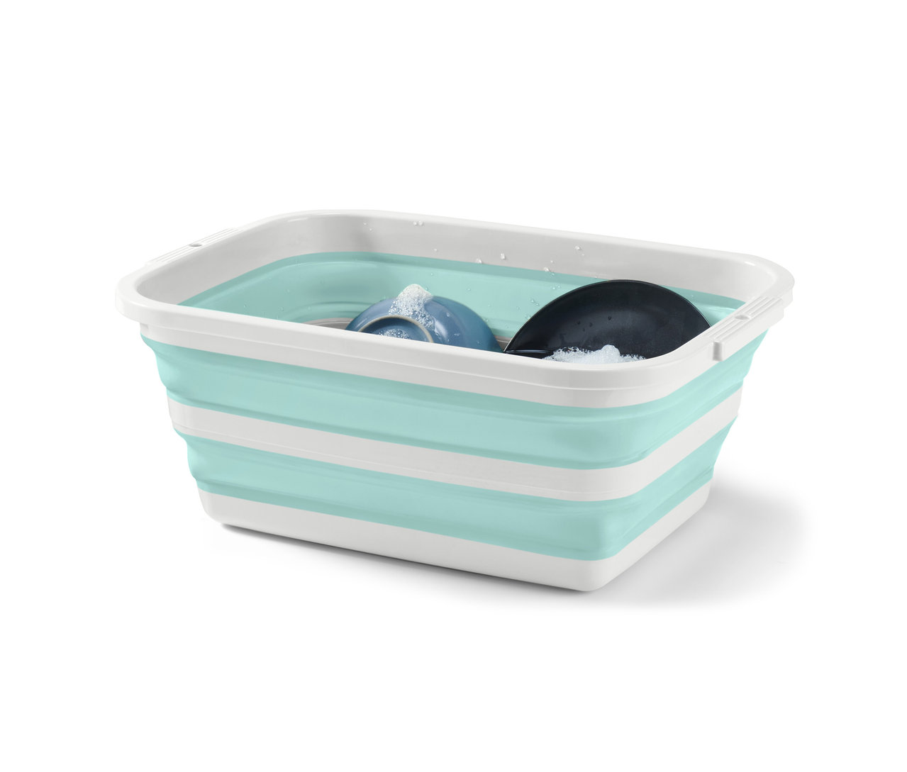 Składany kosz na pranie z umytymi naczyniami.