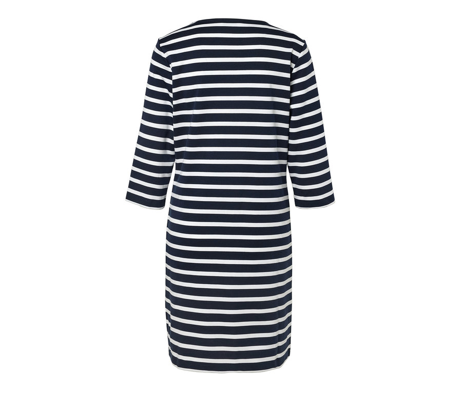 Widok z tyłu sukienki dresowej w paski z rękawami trzy czwarte.