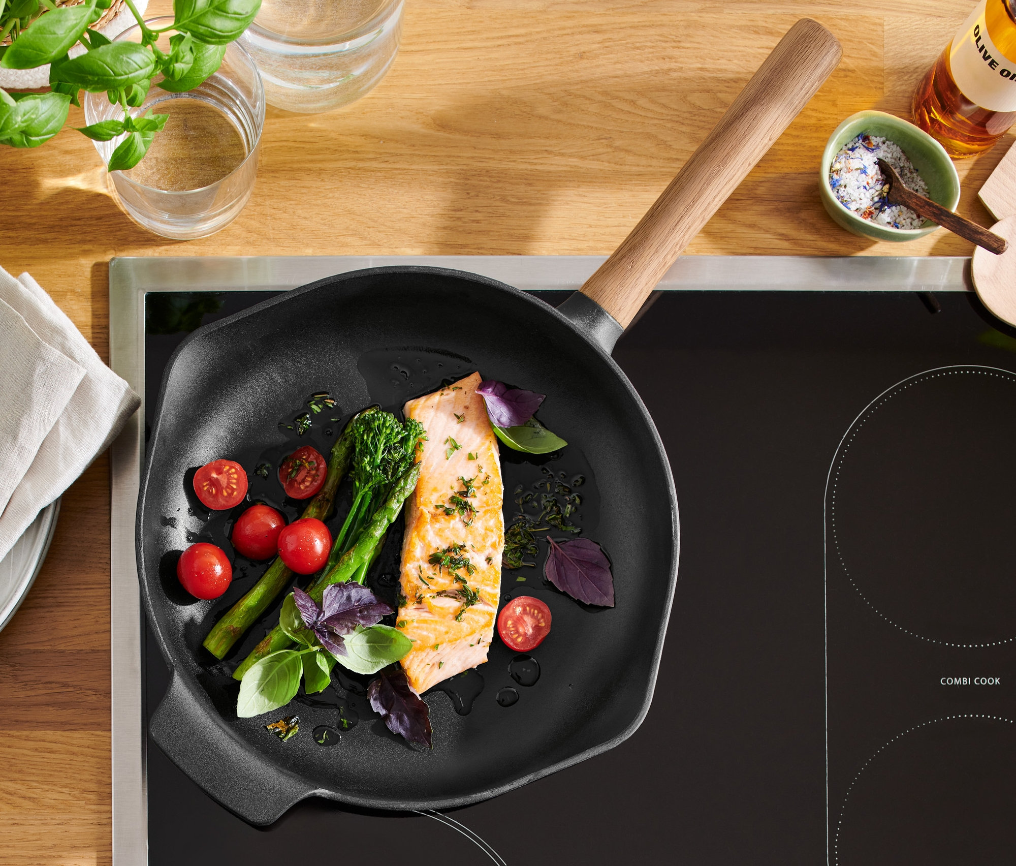 Łosoś, pomidorki cherry i brokuły na żeliwnej patelni.