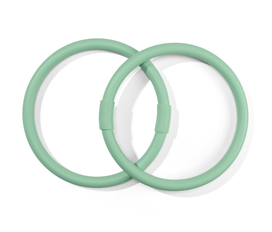 Dwie zielone obręcze do ćwiczeń ramion, 2 sztuki, leżą splecione na białym tle.