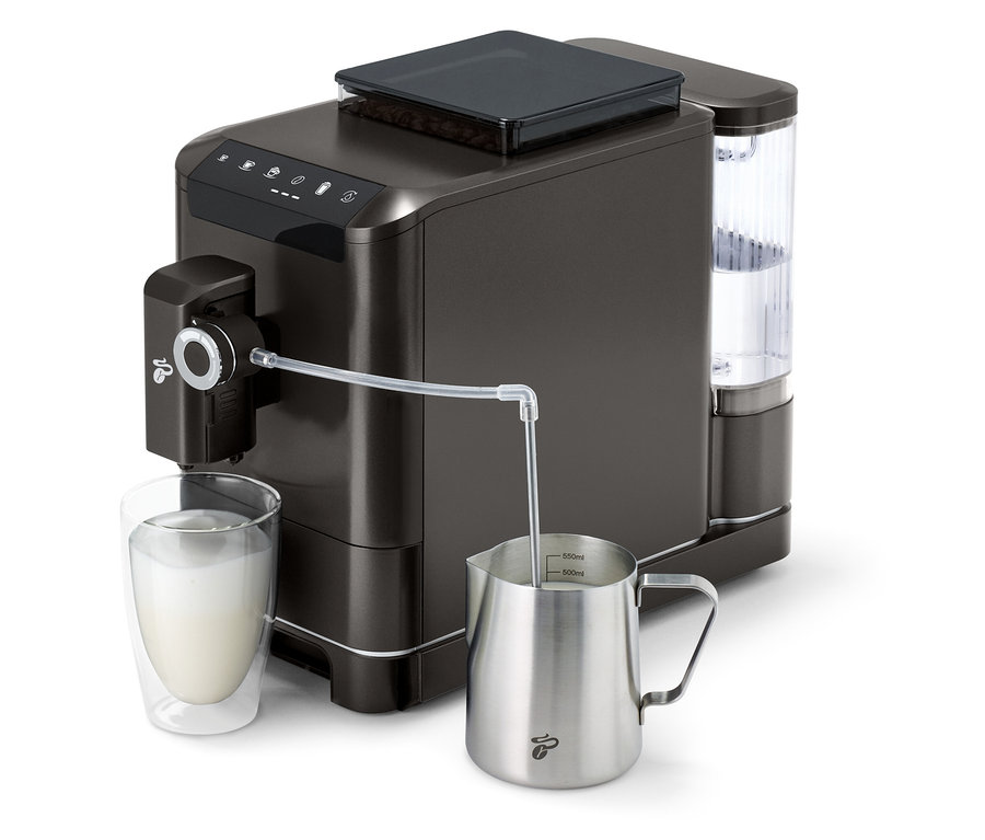 Ekspres do kawy »Esperto 2 Milk« Granite Black napełnia szklankę mlekiem.