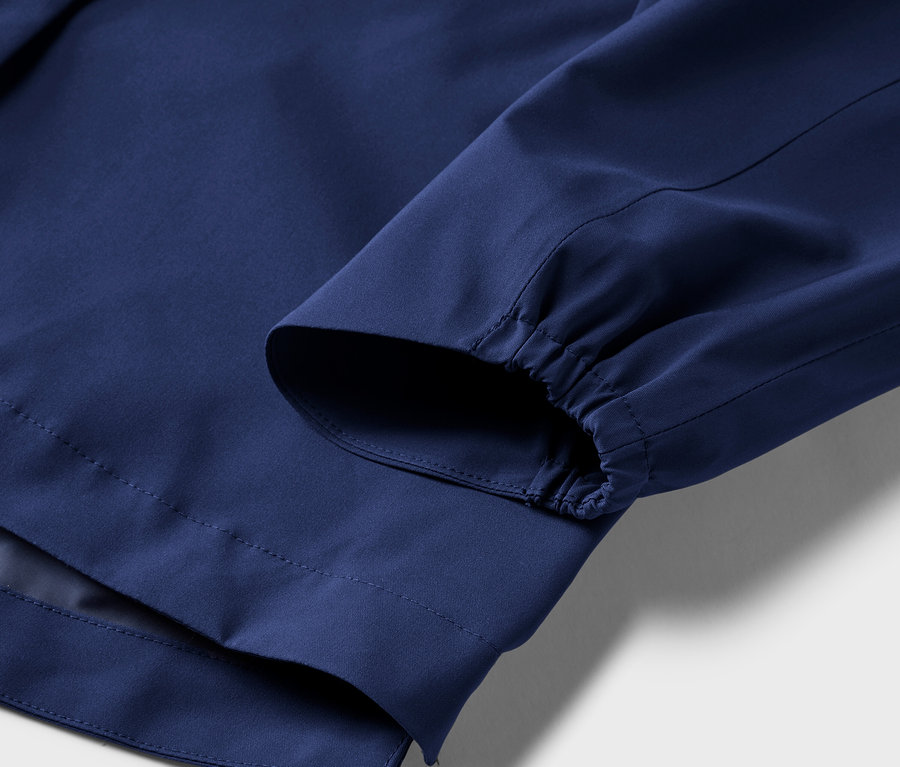 Detal outdoorowej kurtki funkcyjnej.