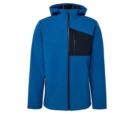 Niebieska kurtka softshell z kapturem i czarną kieszenią na piersi.