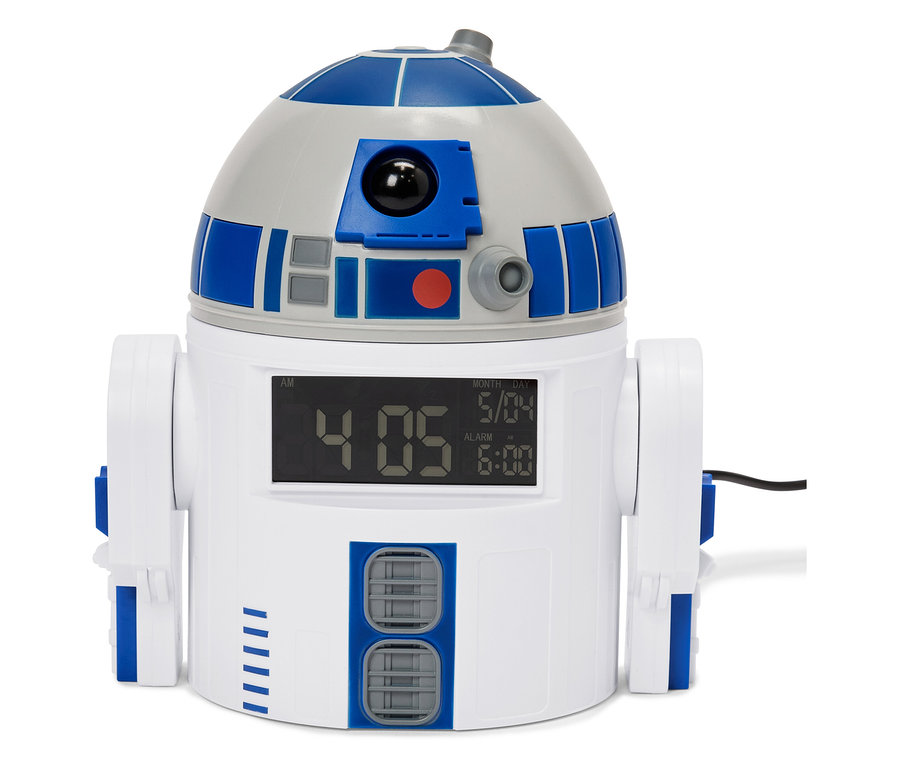 Zbliżenie na budzik R2-D2 wskazujący godzinę 4:05, datę 5/04 i budzik ustawiony na godzinę 6:00.
