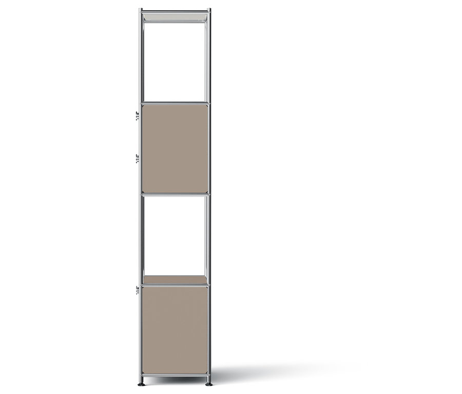 Wąska półka z beżowymi drzwiami i srebrną ramą.