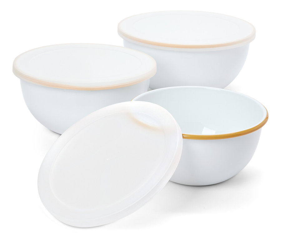 Trzy białe miski z pokrywkami na białym tle.