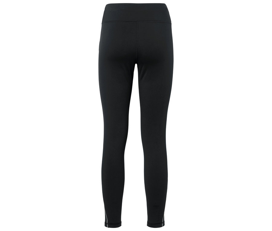 Czarne legginsy widziane od tyłu.