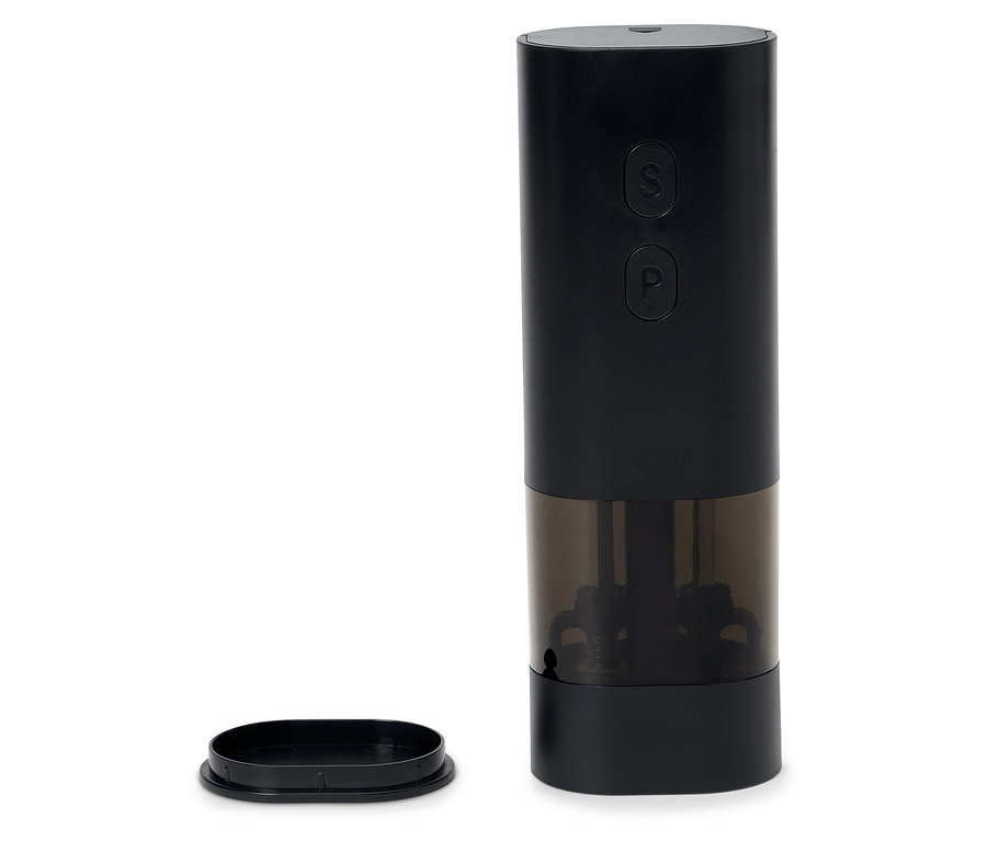 Czarny młynek do soli i pieprzu ze zdejmowaną pokrywką.