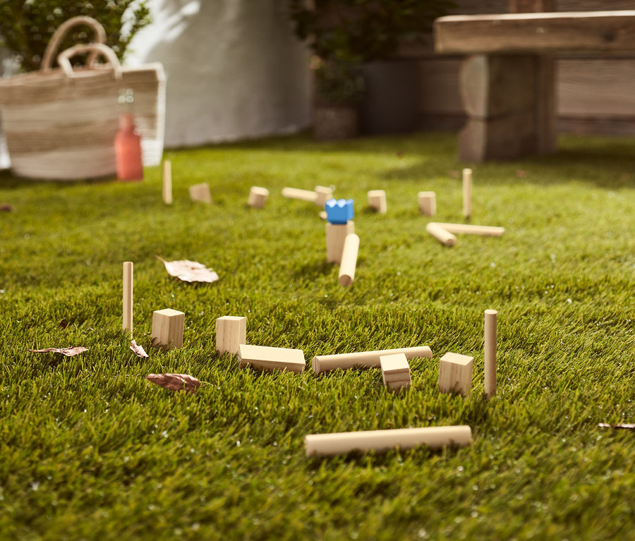 Na trawniku rozłożona Gra Mini Kubb.