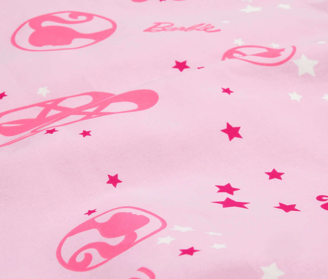 Różowa tkanina z motywami baletowymi, logo Barbie i gwiazdami.