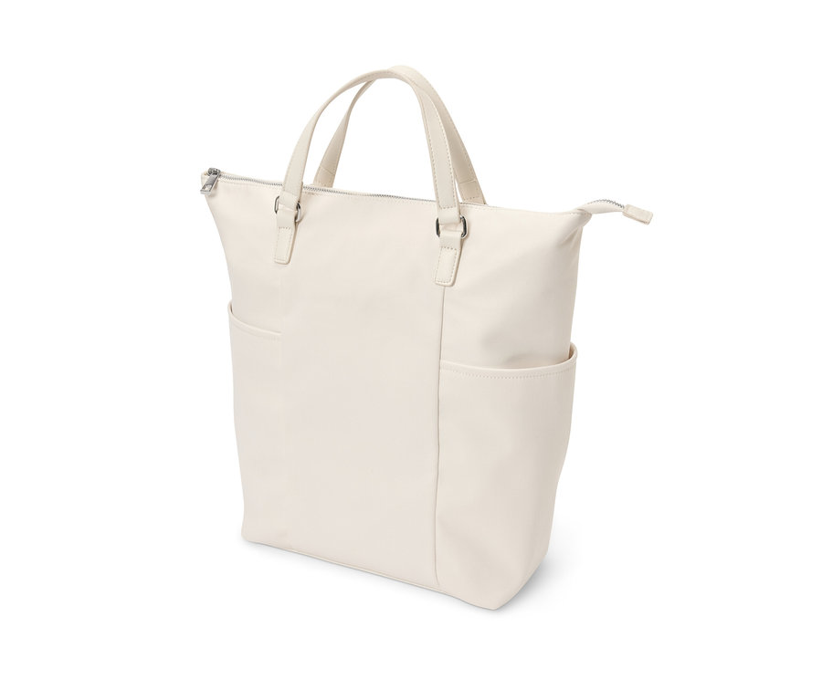 Kremowy, płócienny plecak z dwoma uchwytami i zewnętrzną kieszenią.