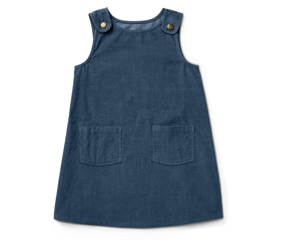 Niebieska sukienka sztruksowa z guzikami i kieszeniami.