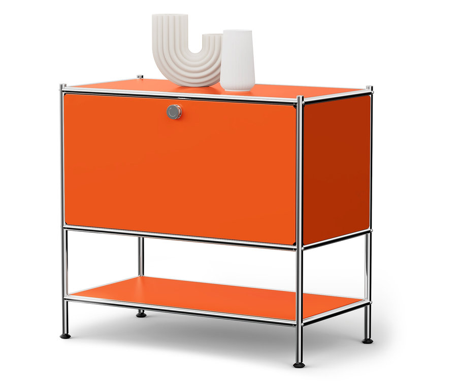 Pomarańczowa szafka ze srebrną ramą i dwoma białymi wazonami na górze.