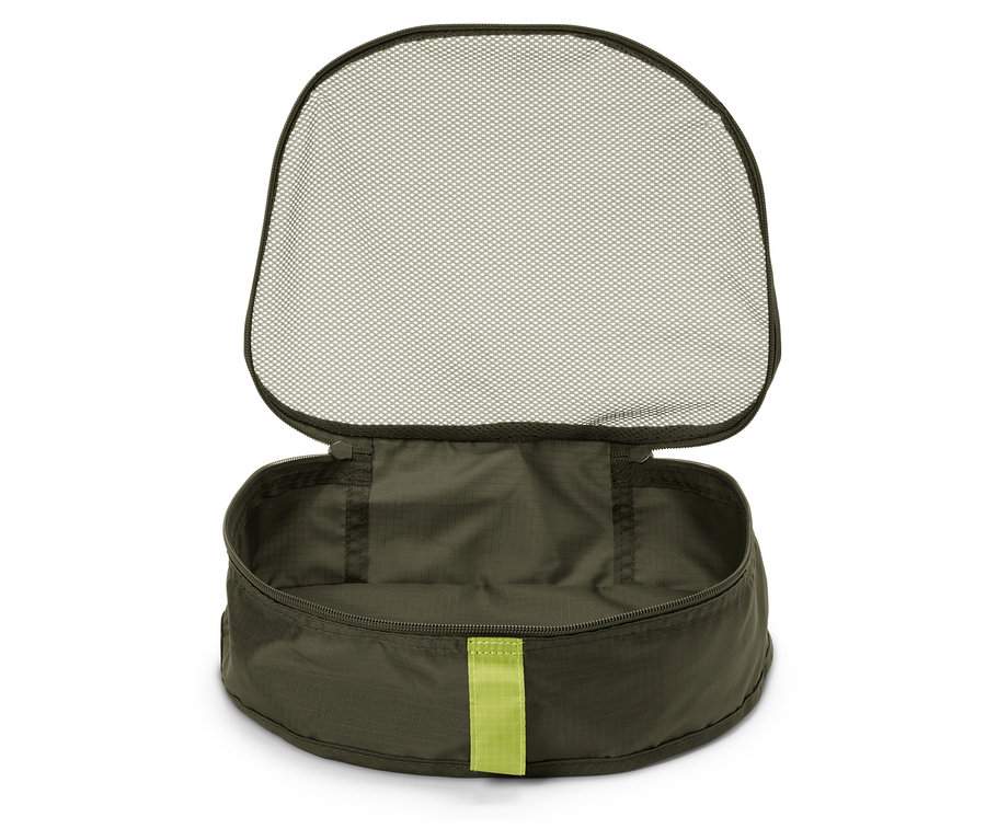 Otwarta, oliwkowozielona, okrągła torba z siatkową pokrywą.