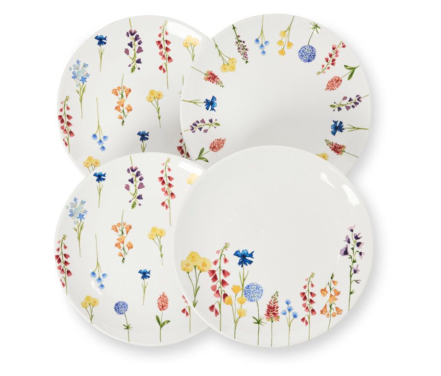 Cztery talerze deserowe z kwiatowym wystrojem leżą na sobie.