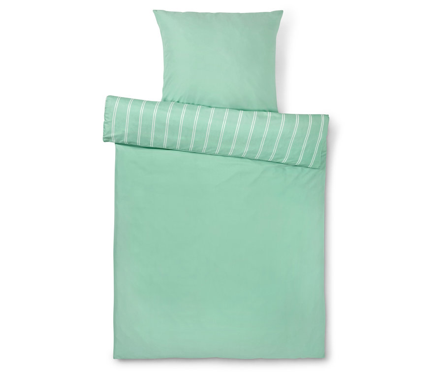 Jasnozielona pościel w białe paski z poduszką na górze.