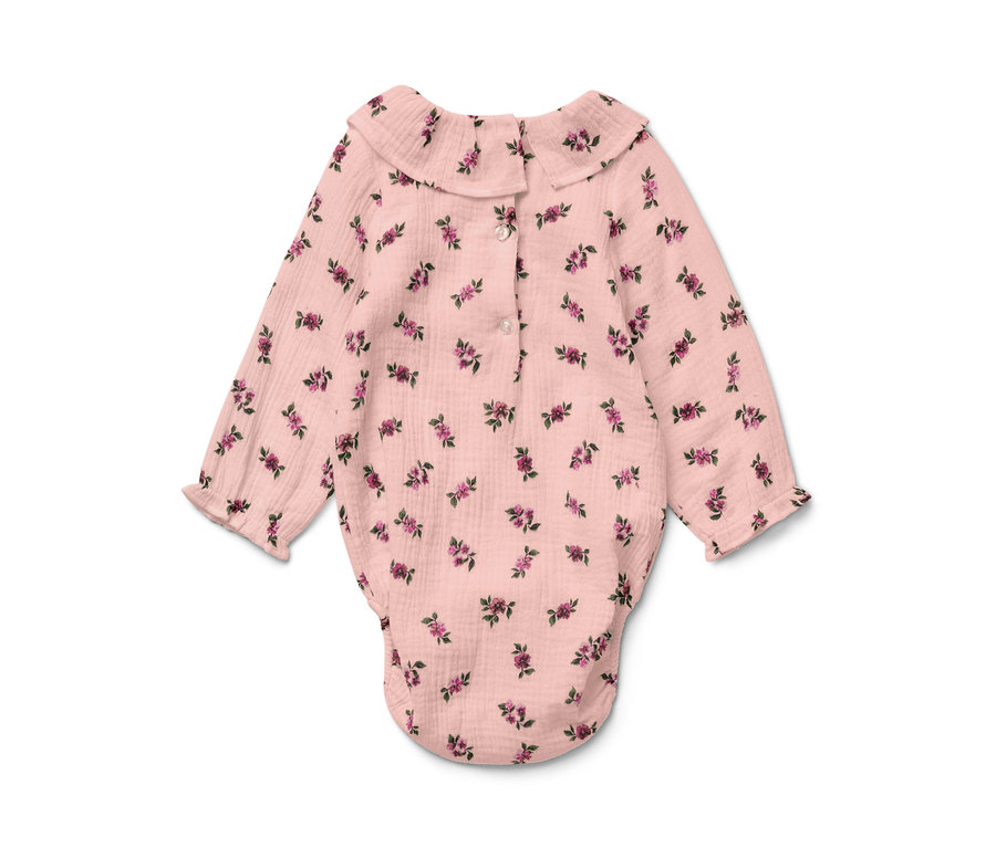 Różowe muślinowe body w kwiatowy wzór.