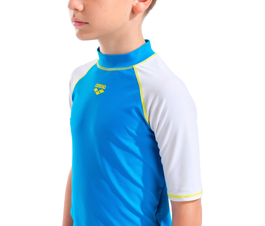 Zbliżenie dziecka w niebiesko-białej koszulce do pływania marki Arena.