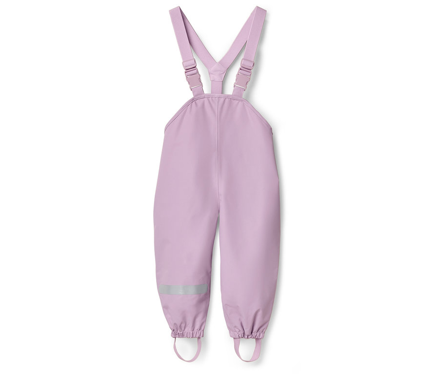 Liliowe dziecięce spodnie przeciwdeszczowe na szelkach z odblaskowym paskiem na nogawce.