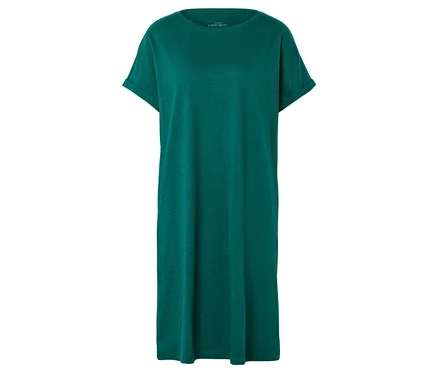 Zielona sukienka T-shirt leży na białym tle.
