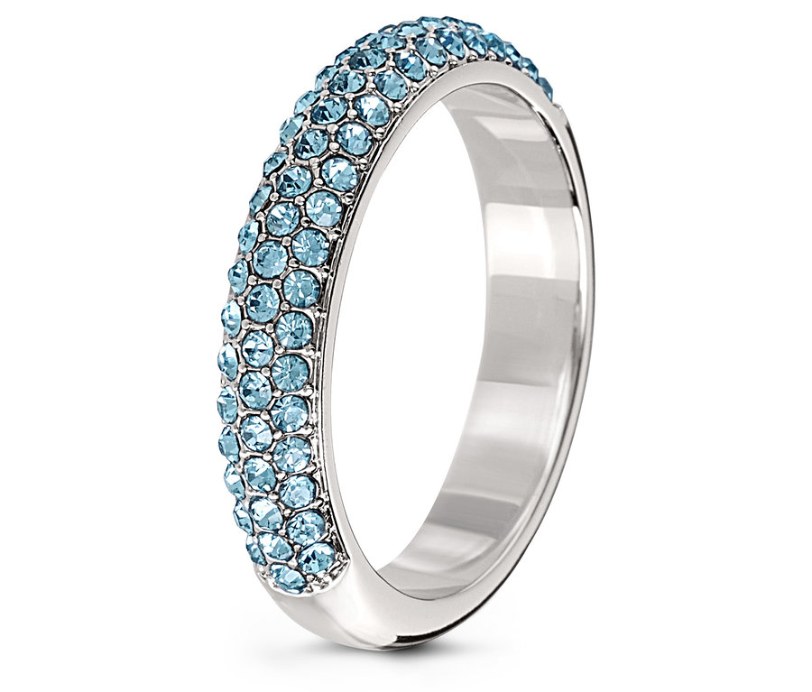 Zbliżenie srebrnego pierścionka wysadzanego jasnoniebieskimi kryształkami.