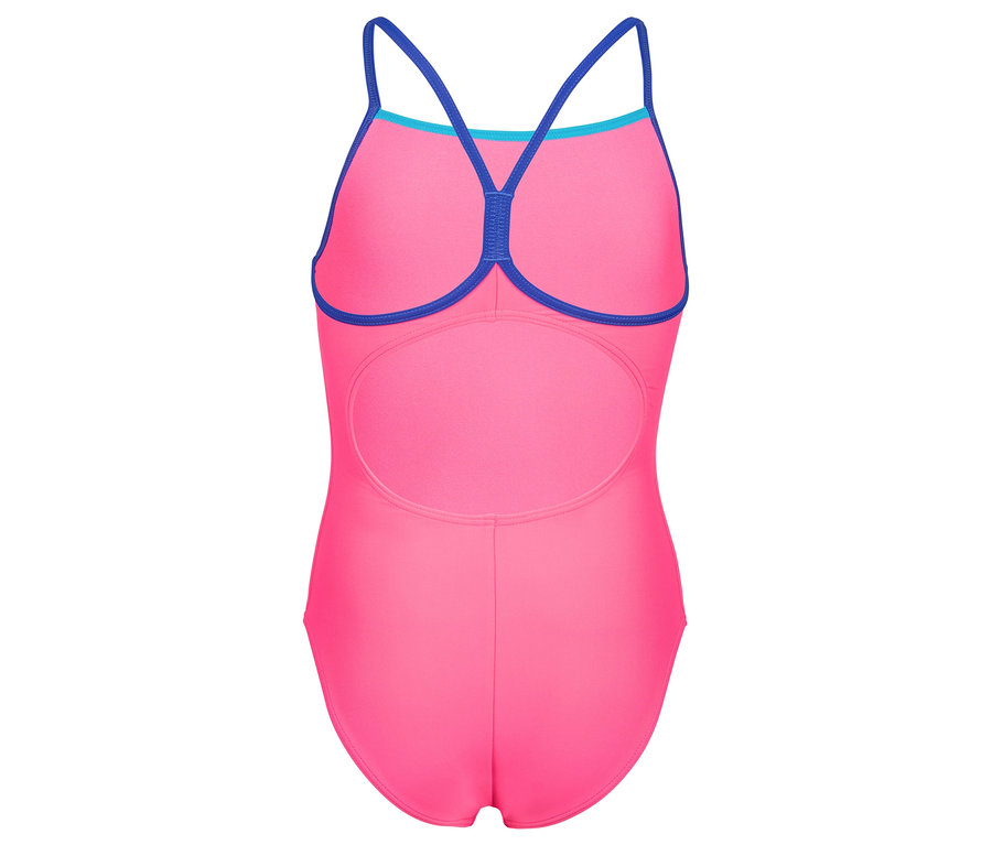 Widok z tyłu różowego kostiumu kąpielowego z niebieskimi ramiączkami.