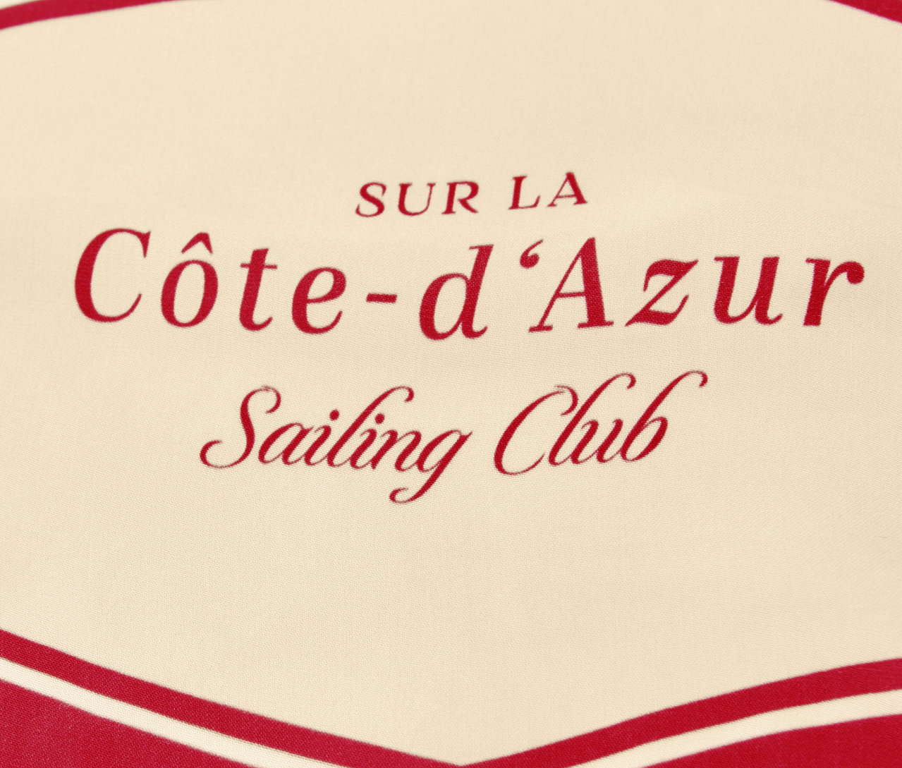 Zbliżenie chusty na szyję Street One „Nicki” z czerwonym napisem „Côte-d'Azur Sailing Club” na beżowym tle.