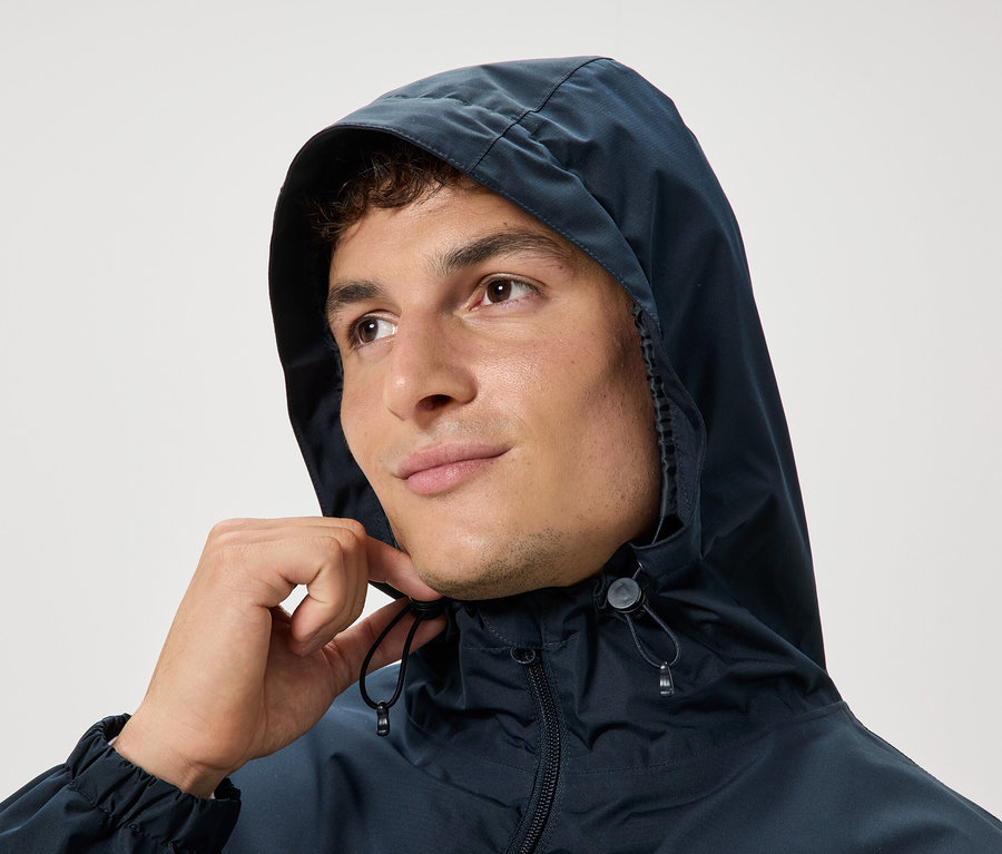 Mężczyzna w kapturze, który pociąga za sznurki.