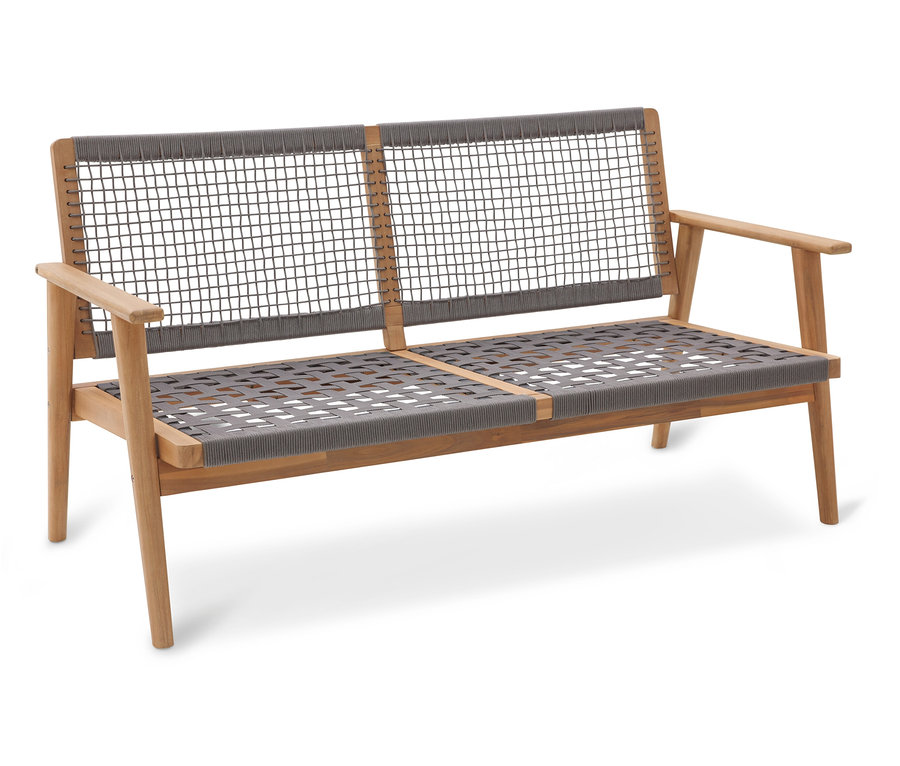 Drewniana sofa z szarą linową siatką stoi na białym tle.