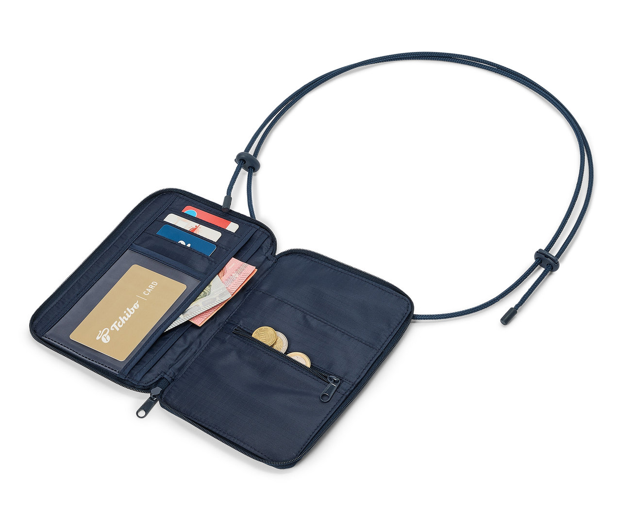 Otwarty, granatowy portfel z kartami, banknotem, monetami i voucherem Tchibo, wiszący na granatowej smyczy.