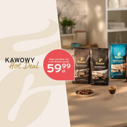 Trzy opakowania kawy ziarnistej Tchibo (Espresso Milano Style, Espresso Sicilia Style, Variazione) stoją na drewnianym stole obok filiżanki espresso i ciasta. Czerwony baner reklamuje „KAWOWY Hot Deal” na 1 kg kawy z linii Włoskie Smaki za 59,99 zł.