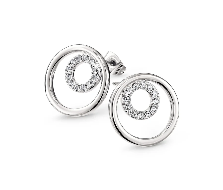Dwa srebrne kolczyki na sztyft zdobione kryształami Swarovski® leżą na białym tle.