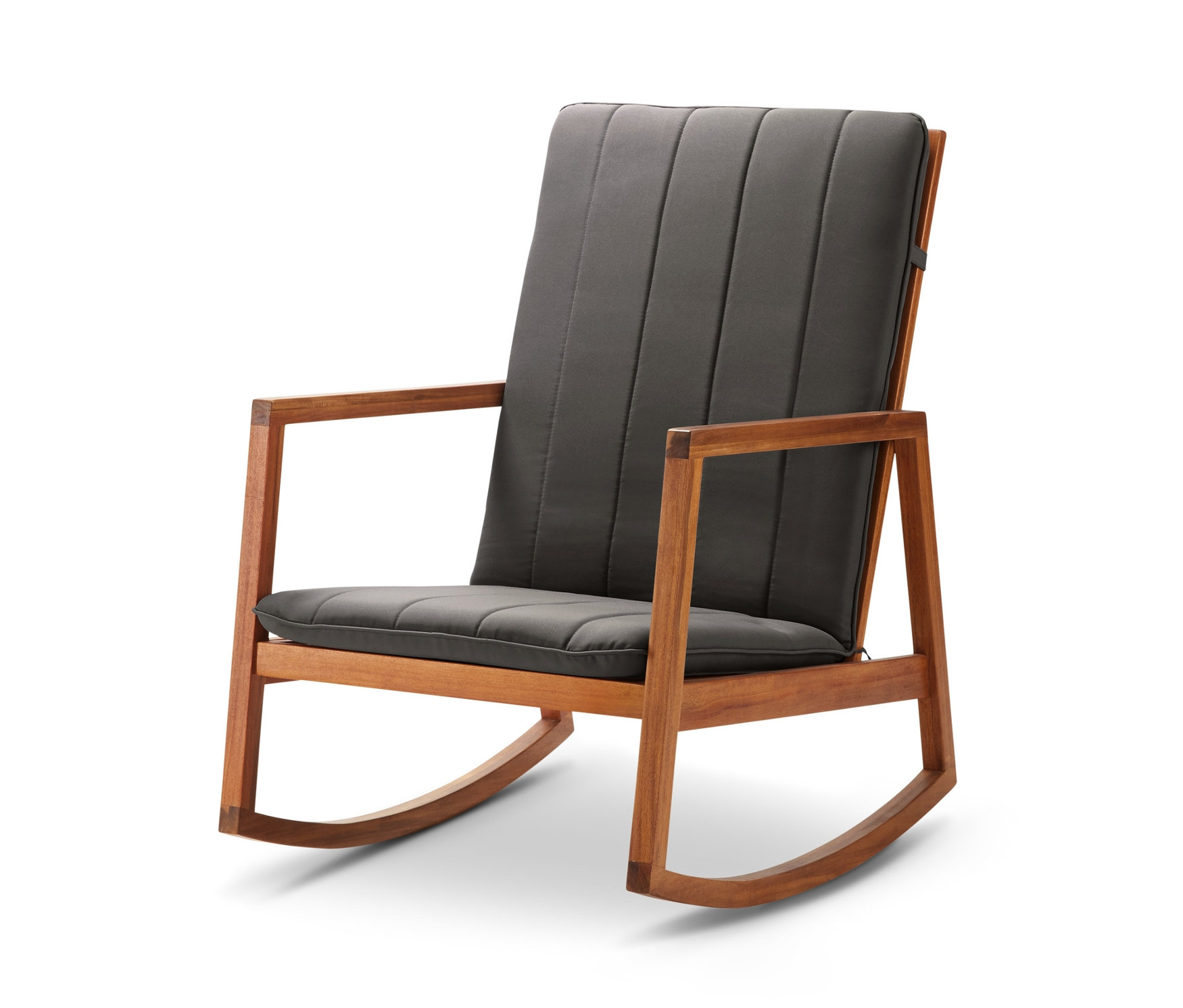 Fotel bujany z miękką nakładaną poduszką na białym tle.