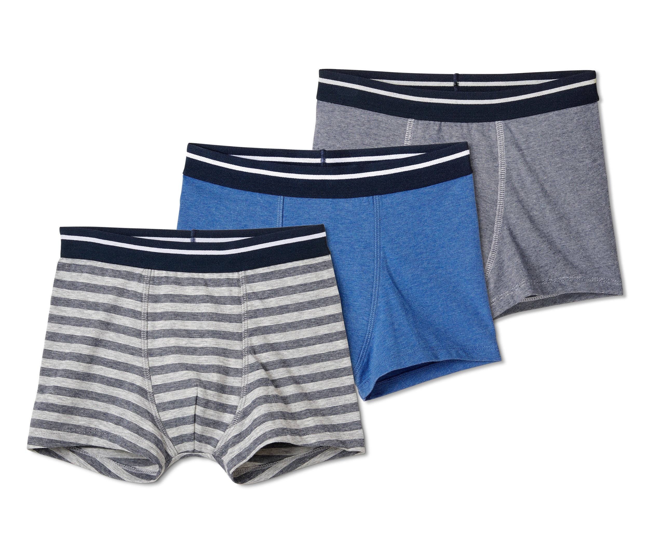 Trzy pary bokserek z bawełny ekologicznej: szare w paski, niebieskie i szare.