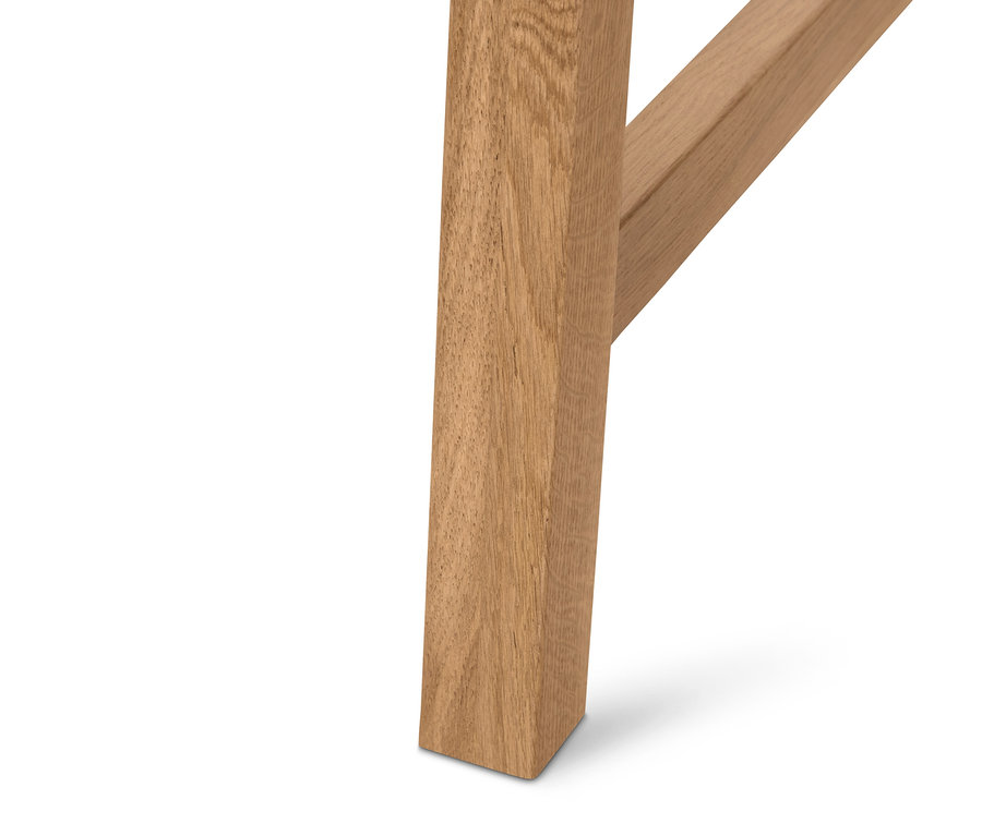 Szczegół nogi stolika barowego.