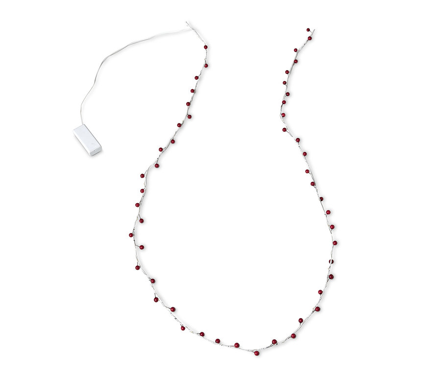 Gałązka świetlna LED z czerwonymi jagodami na białym tle.