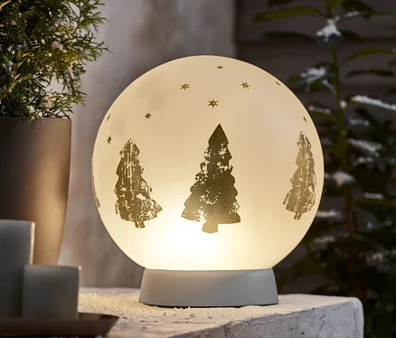 Lampa solarna szklana kula z motywem choinek i gwiazd.
