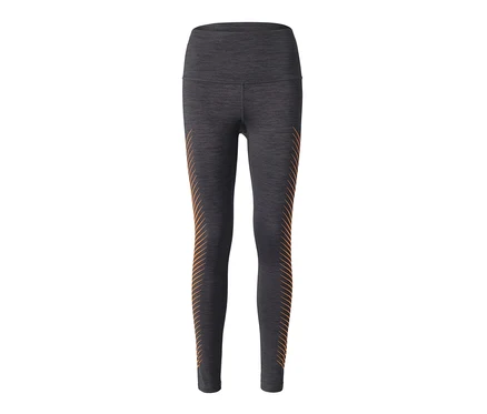 Czarne legginsy sportowe z nadrukiem.