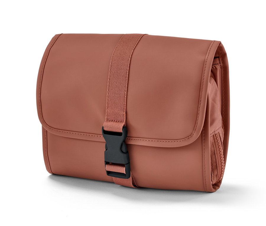 Brązowa kosmetyczka z czarnym zapięciem.