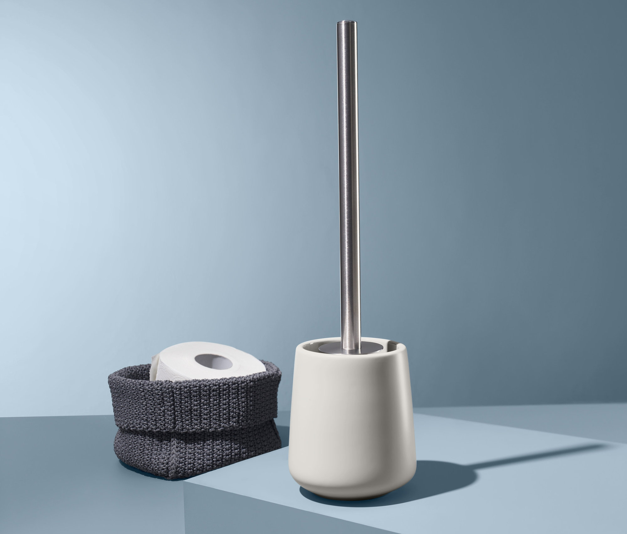 Szczotka do WC z szarym ceramicznym uchwytem.