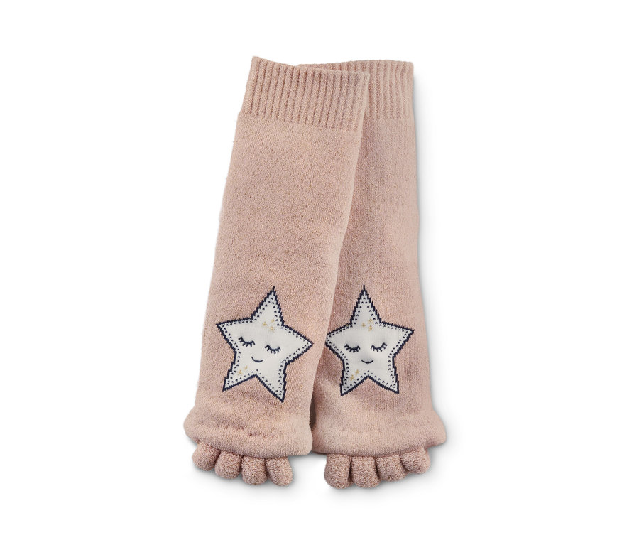 Dwie różowe skarpetki relaksacyjne i do nakładania lakieru ze wzorem gwiazdy.