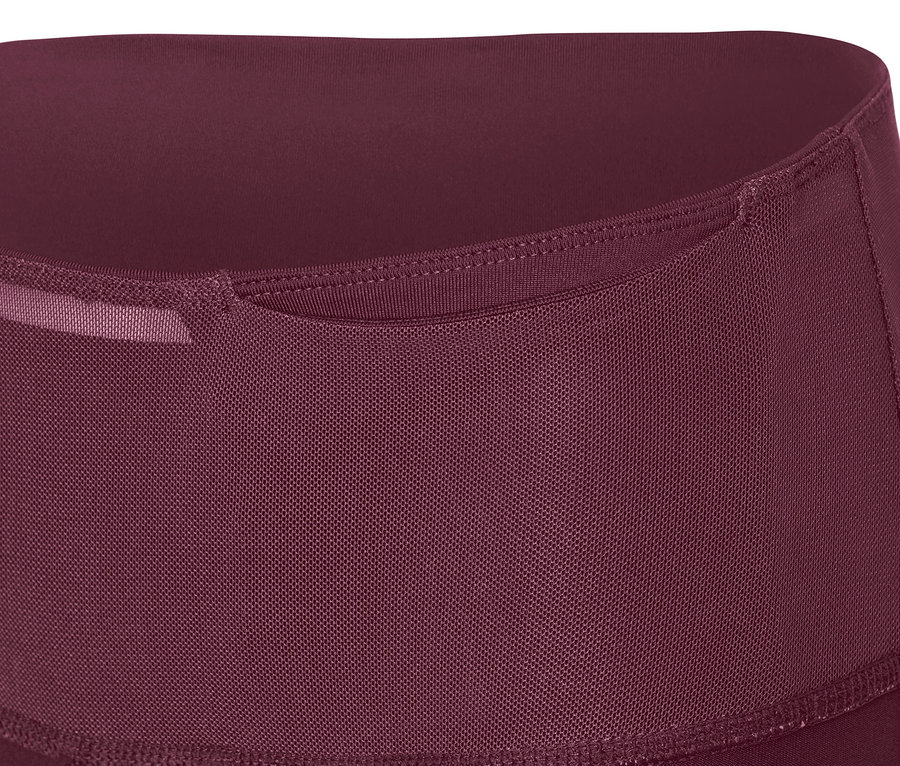 Detal legginsów sportowych 3/4 w śliwkowym kolorze.