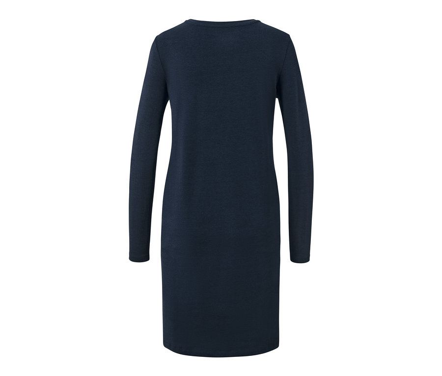 Niebieska koszula nocna z długimi rękawami.