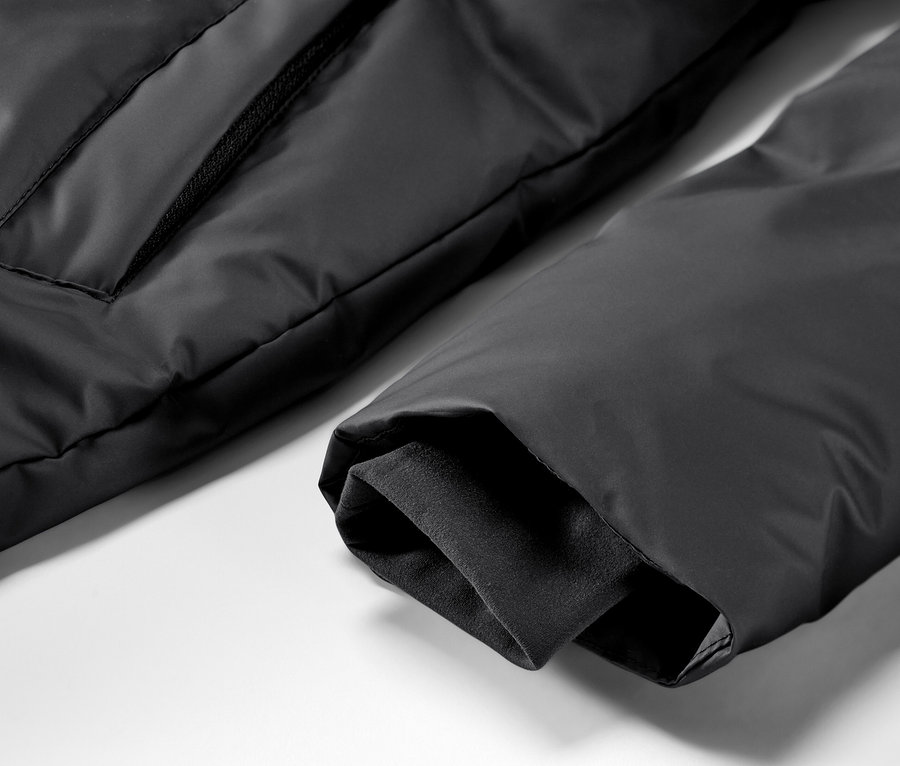 Szczegół zimowego płaszcza przeciwdeszczowego z kieszenią i mankietem rękawa.