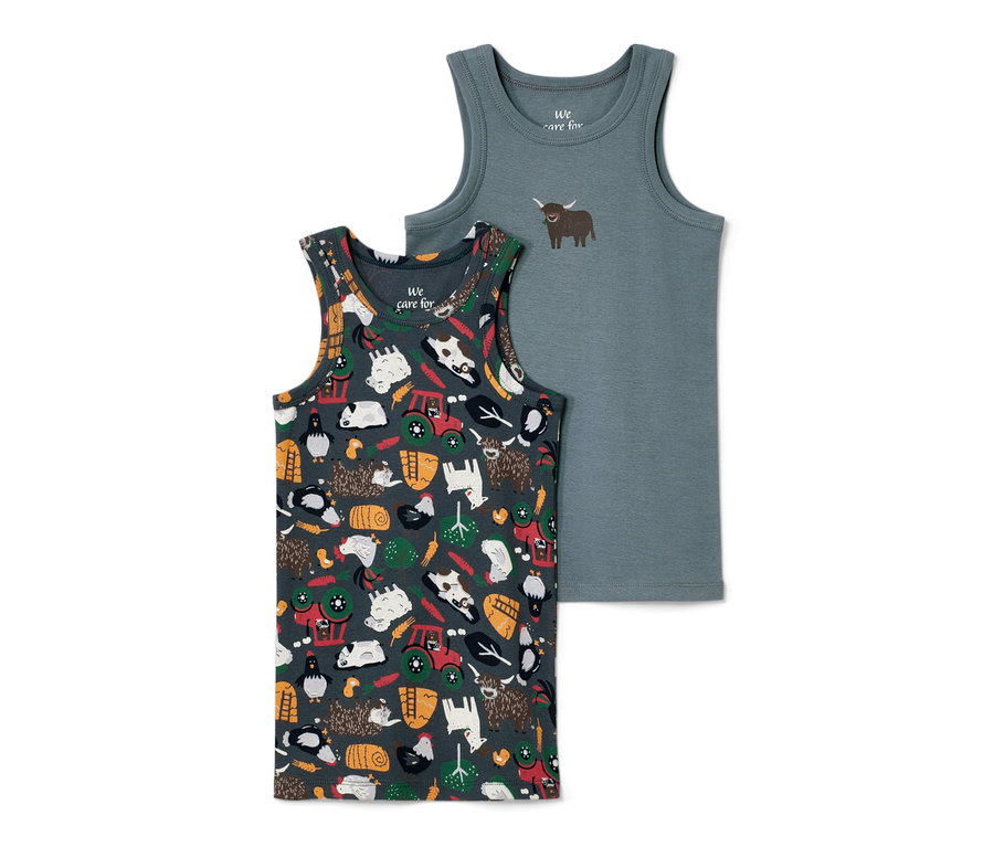 Dwa podkoszulki dziecięce z nadrukiem na całej powierzchni. Jeden jest szary z motywem brązowej krowy, drugi ciemnoszary z traktorami, zwierzętami i roślinami.