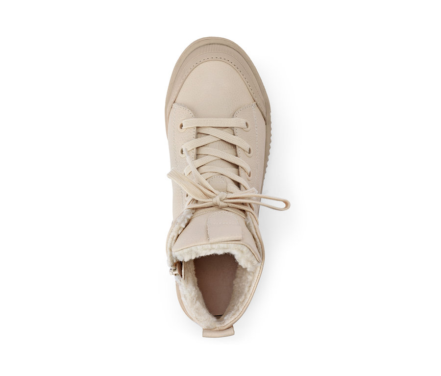 Szczegółowe ujęcie z góry beżowych, ocieplanych butów typu sneakers ze skóry ze sznurowadłami.