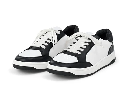 Dwa skórzane sneakersy w kolorze czarno-białym z białymi sznurowadłami.